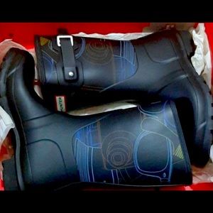 Hunter Original Short Matte Rain Boots w/ design & 2 pairs of socks US 10